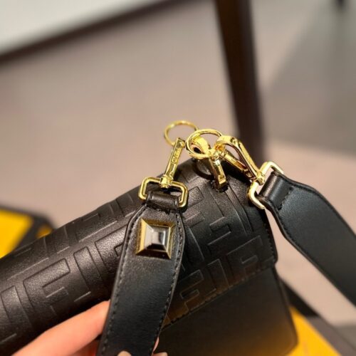 fendi logo embossed kan i black 24cm bgqas.jpg