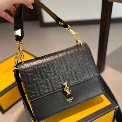 fendi logo embossed kan i black 24cm frdl8.jpg