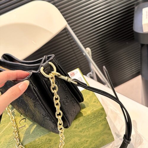 gucci gg emblem small shoulder bag black leather 23cm l8pco.jpg