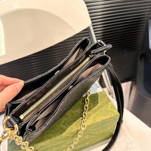 gucci gg emblem small shoulder bag black leather 23cm miqbb.jpg