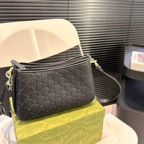 gucci gg emblem small shoulder bag black leather 23cm w7xkc.jpg