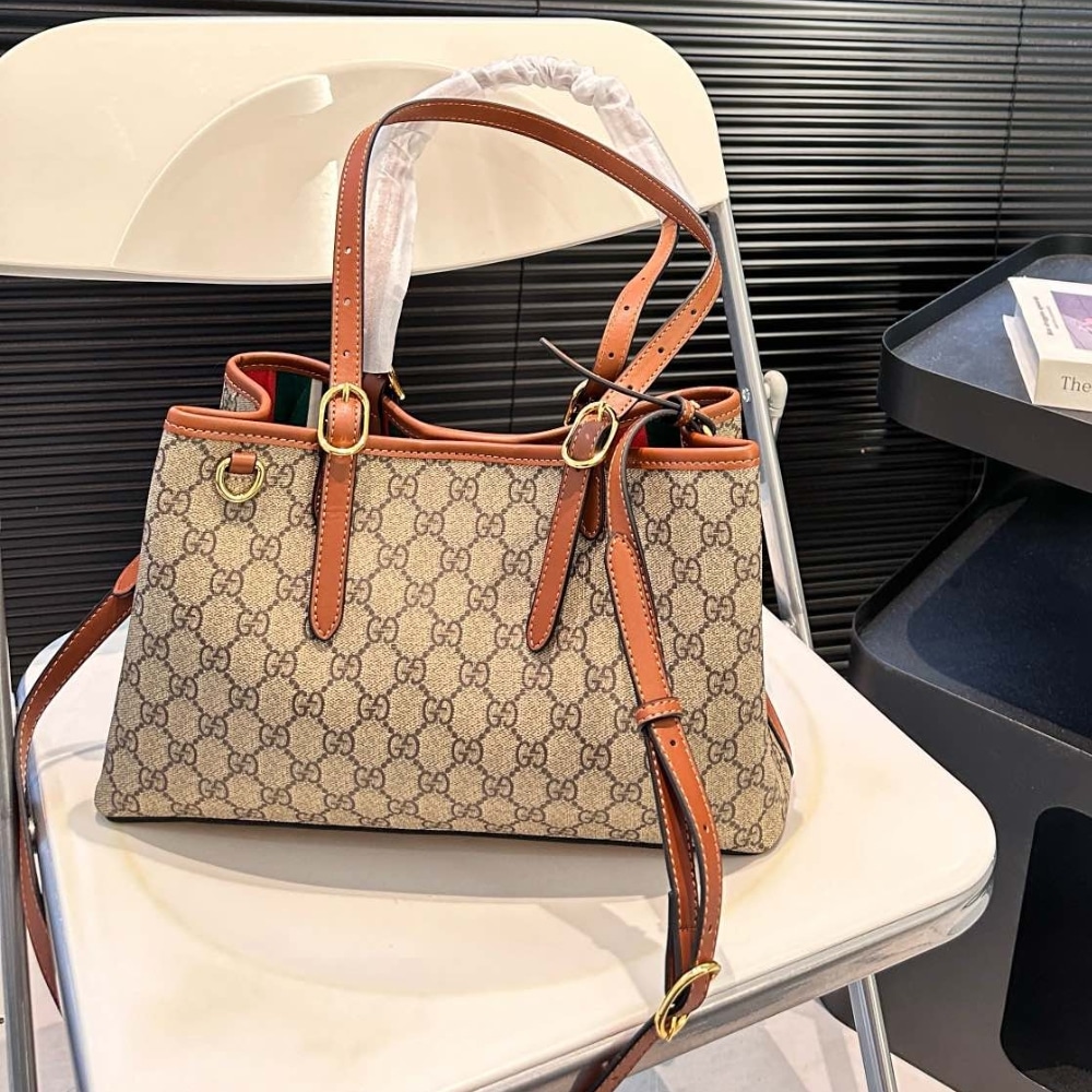 gucci gg emblem small tote bag beige and dark brown 31cm obn3g.jpg