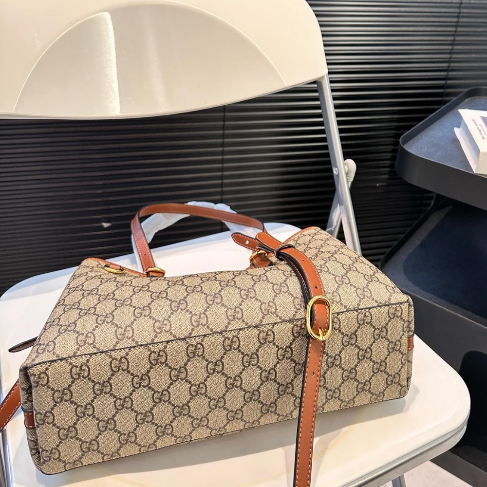 gucci gg emblem small tote bag beige and dark brown 31cm y3bjr.jpg