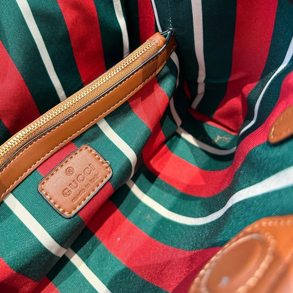 gucci gg emblem small tote bag beige and dark brown 31cm y7wtd.jpg