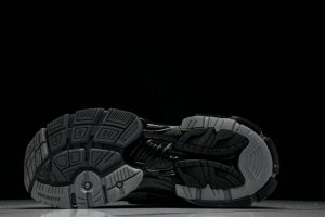 Runner 'Dark Grey Black' 2