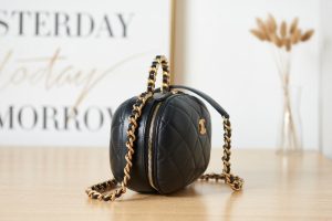 chanel as3066 small vanity case lambskin gold tone metal black 04 luxibags.ru .jpg