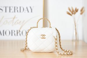 chanel as3066 small vanity case lambskin gold tone metal white 01 luxibags.ru .jpg