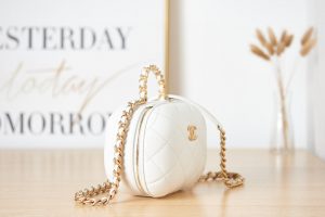 chanel as3066 small vanity case lambskin gold tone metal white 03 luxibags.ru .jpg