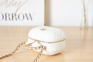 chanel as3066 small vanity case lambskin gold tone metal white 05 luxibags.ru .jpg