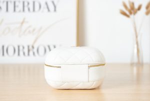 chanel as3066 small vanity case lambskin gold tone metal white 06 luxibags.ru .jpg