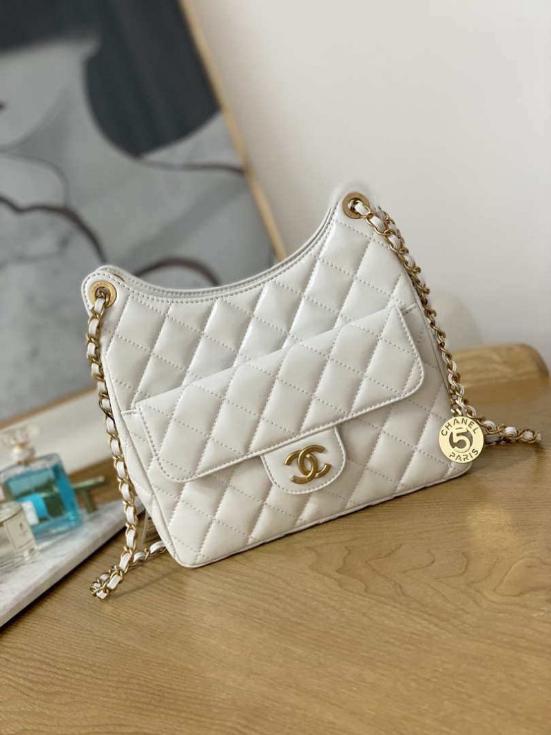 chanel as3690 hobo handbag shiny crumpled calfskin gold tone metal white 001 luxibags.ru .jpg