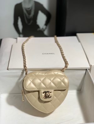 chanelap2784heartclutchwithchainlambskingold tonemetal 02 luxibags.ru .jpg
