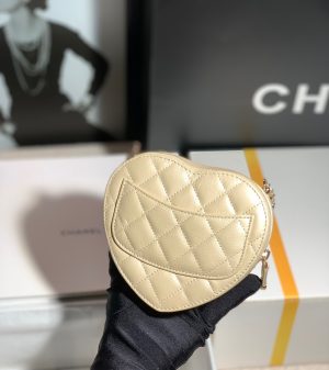 chanelap2784heartclutchwithchainlambskingold tonemetal 03 luxibags.ru .jpg