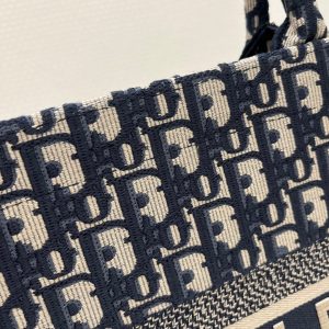 dior book tote m1296 medium ecru and blue dior oblique embroidery 003 luxibags.ru .jpg