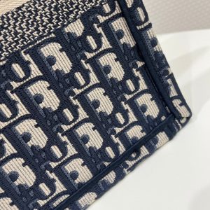 dior book tote m1296 medium ecru and blue dior oblique embroidery 004 luxibags.ru .jpg