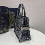 dior book tote m1296 medium ecru and blue toile de jouy embroidery 005 luxibags.ru .jpg