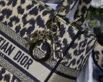 dior m0565 medium lady d lite bag beige and black mizza embroidery 05 luxibags.ru .jpg