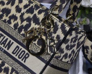 dior m0565 medium lady d lite bag beige and black mizza embroidery 05 luxibags.ru .jpg