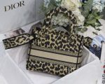 dior m0565 medium lady d lite bag beige and black mizza embroidery 06 luxibags.ru .jpg