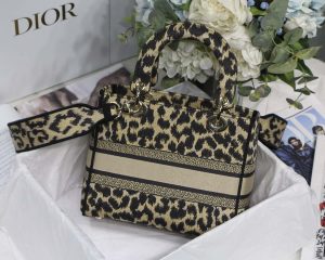 dior m0565 medium lady d lite bag beige and black mizza embroidery 06 luxibags.ru .jpg