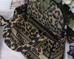 dior m0565 medium lady d lite bag beige and black mizza embroidery 09 luxibags.ru .jpg