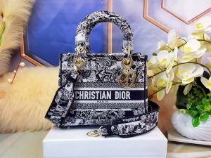 dior m0565 medium lady d lite blue toile de jouy embroidery m1021 01 luxibags.ru .jpg