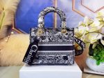dior m0565 medium lady d lite blue toile de jouy embroidery m1021 02 luxibags.ru .jpg