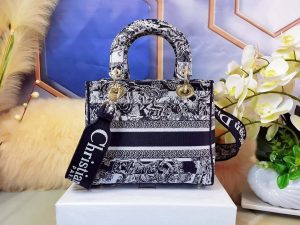 dior m0565 medium lady d lite blue toile de jouy embroidery m1021 02 luxibags.ru .jpg