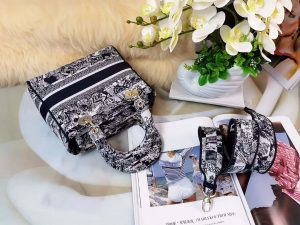 dior m0565 medium lady d lite blue toile de jouy embroidery m1021 08 luxibags.ru .jpg