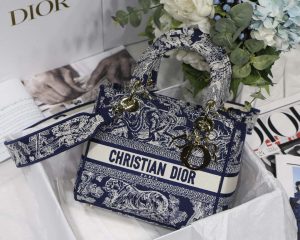 dior m0565 medium lady d lite blue toile de jouy embroidery m1022 01 luxibags.ru .jpg