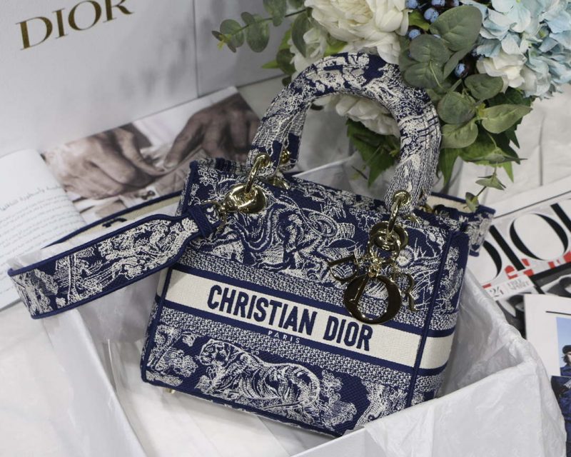 dior m0565 medium lady d lite blue toile de jouy embroidery m1022 01 luxibags.ru .jpg