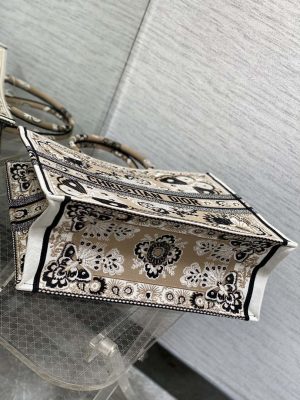 dior m1286 large book tote butterfly bandana embroidery m106 08 luxibags.ru .jpg