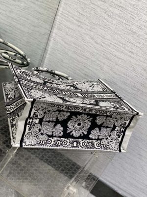 dior m1286 large book tote butterfly bandana embroidery m107 07 luxibags.ru .jpg