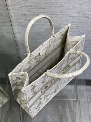 dior m1286 large book tote butterfly bandana embroidery m109 08 luxibags.ru .jpg