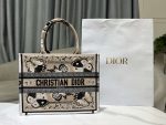 dior m1296 book tote medium beige and white butterfly bandana embroidery m095 001 luxibags.ru .jpg