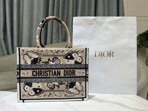 dior m1296 book tote medium beige and white butterfly bandana embroidery m095 001 luxibags.ru .jpg