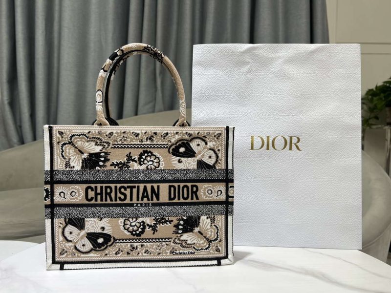 dior m1296 book tote medium beige and white butterfly bandana embroidery m095 001 luxibags.ru .jpg