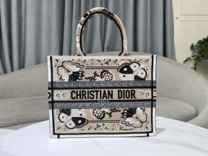 dior m1296 book tote medium beige and white butterfly bandana embroidery m095 002 luxibags.ru .jpg