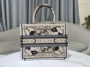 dior m1296 book tote medium beige and white butterfly bandana embroidery m095 003 luxibags.ru .jpg