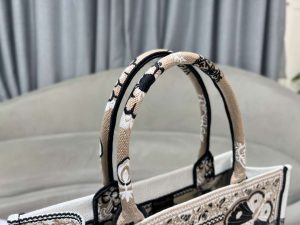 dior m1296 book tote medium beige and white butterfly bandana embroidery m095 005 luxibags.ru .jpg