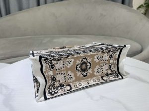 dior m1296 book tote medium beige and white butterfly bandana embroidery m095 006 luxibags.ru .jpg