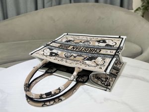 dior m1296 book tote medium beige and white butterfly bandana embroidery m095 007 luxibags.ru .jpg