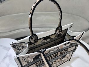 dior m1296 book tote medium beige and white butterfly bandana embroidery m095 008 luxibags.ru .jpg