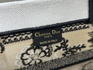 dior m1296 book tote medium beige and white butterfly bandana embroidery m095 009 luxibags.ru .jpg