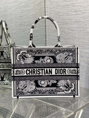 dior m1296 book tote medium black and white butterfly bandana embroidery m093 001 luxibags.ru .jpg