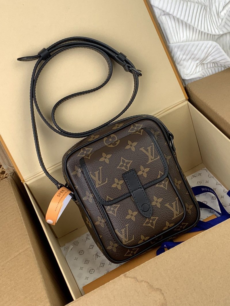 lv borsa uomo eaj40.jpg