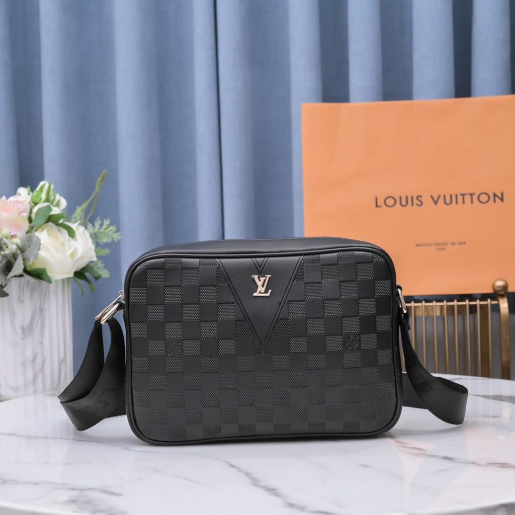 lv borsa uomo zdnkt.jpg
